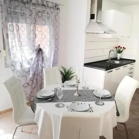 Apartment Toni - Private Parking, Steps To The Beach 아파트