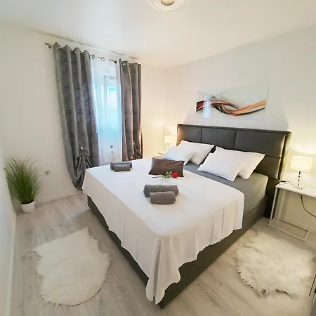 Apartment Toni - Private Parking, Steps To The Beach * Zadar