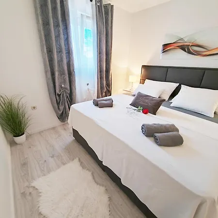 Apartment Toni - Private Parking, Steps To The Beach 아파트