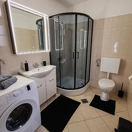 Lejlighed Toni - Private Parking, Steps To The