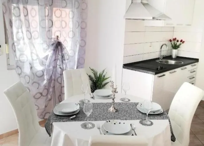 Toni - Private Parking, Steps To The Apartment