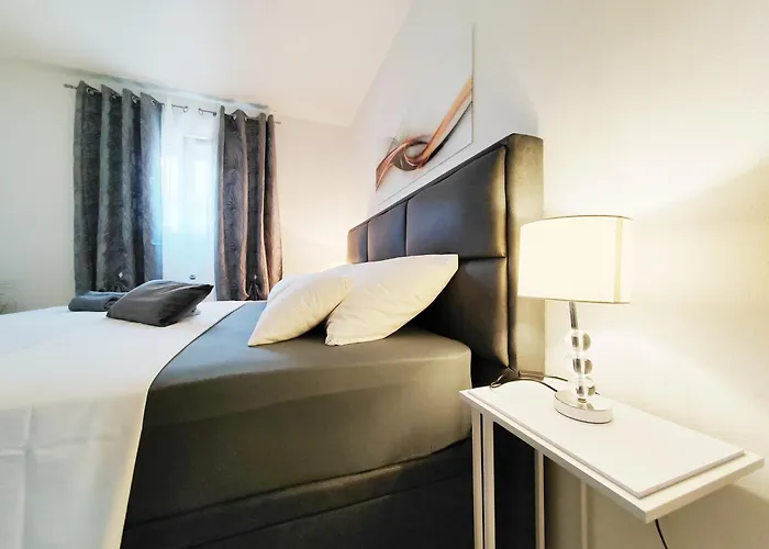 Apartment Toni - Private Parking, Steps To The