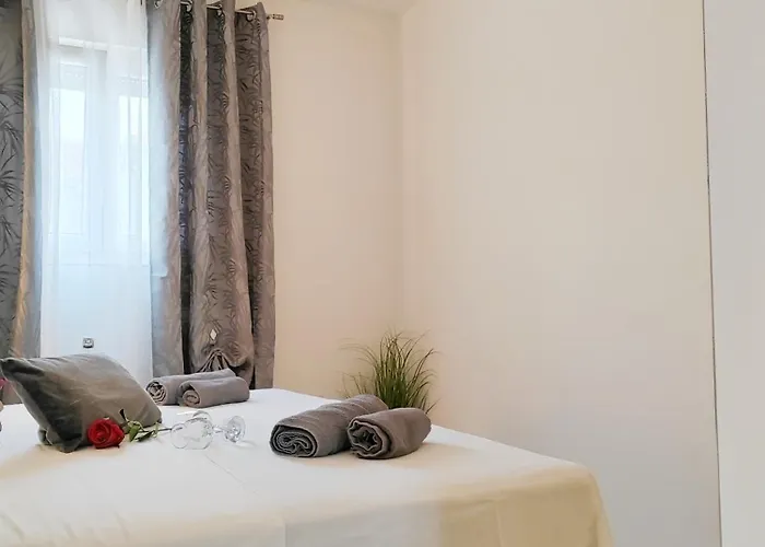 Toni - Private Parking, Steps To The Apartment Zadar